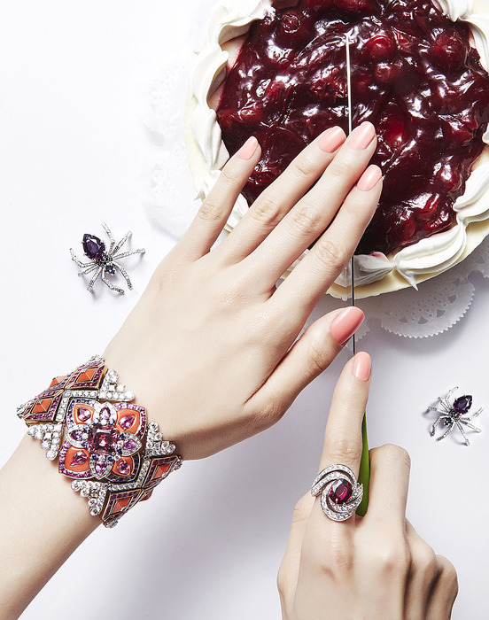 Van Cleef & Arpels Summer Cocktail 手環;Cartier 頂級珠寶紅寶石鑲鑽戒指;Chaumet Attrape-Moi 蜘蛛彩寶鑲鑽胸針。